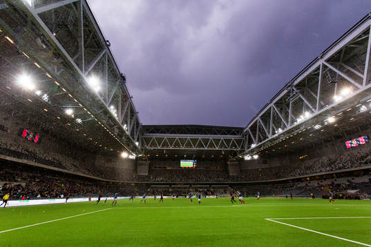Regnet öser ner på Tele2 Arena