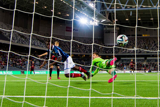Djurgårdens Amadou Jawo nickar in 2-0 för Djurgården