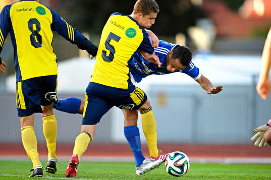 Sundsvalls Adam Chenouffi gör 0-2 i kamp om bollen med