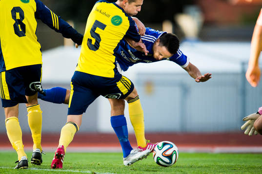 Sundsvalls Adam Chennoufi gör 0-2 uppvaktad av Ängelholms