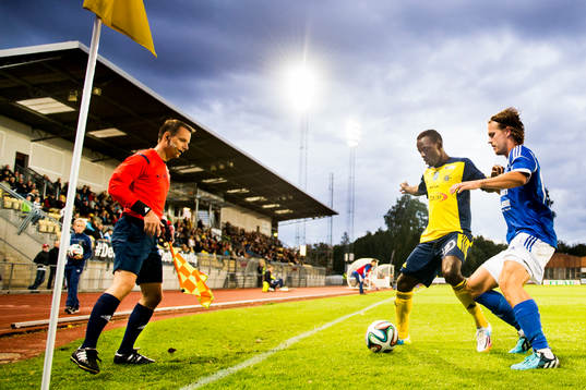 Ängelholms Samuel Monday och Sundsvalls Simon Helg i kamp