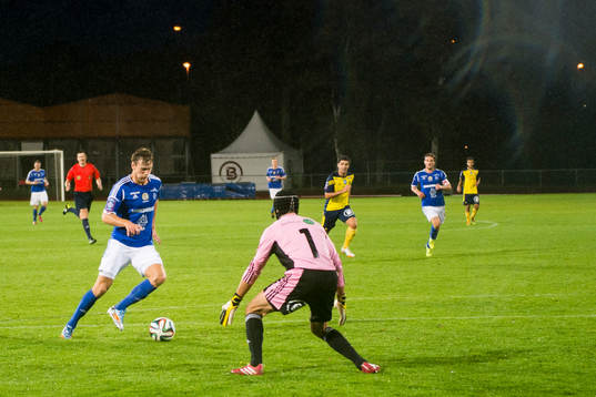 Sundsvalls Leo Englund kommer fri mot Ängelholms målvakt