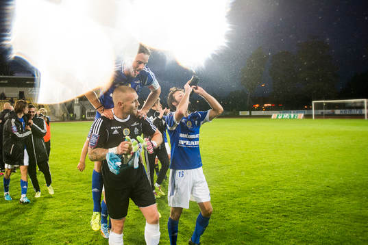 Sundsvalls Eric Larsson hoppar upp på målvakt Tommy