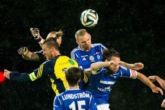 Ängelholms Björn Westerblad i nickduell med Sundsvalls