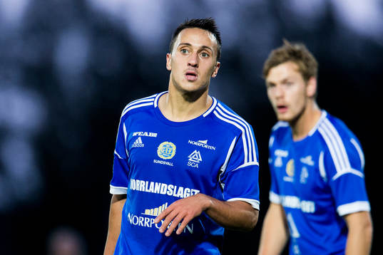 Sundsvalls Adam Chennoufi och i bakgrunden Adam Chennoufi