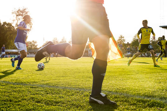 Fotboll i sommarsol