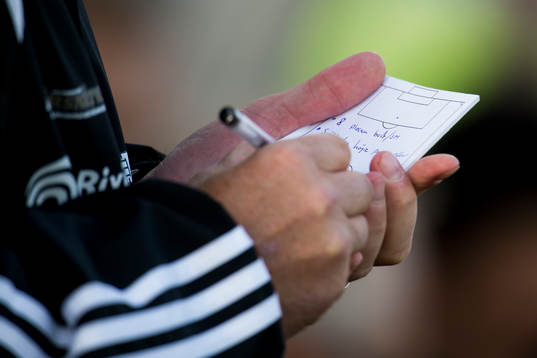 Ängelholms tränare Joakim Persson gör anteckningar på