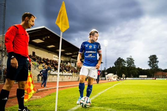 Linjedomare Anders Böwing övervakar Sundsvalls Kevin