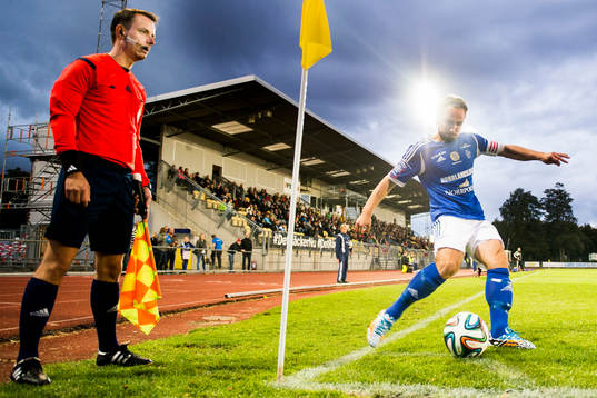 Linjedomare Anders Böwing övervakar Sundsvalls Kevin