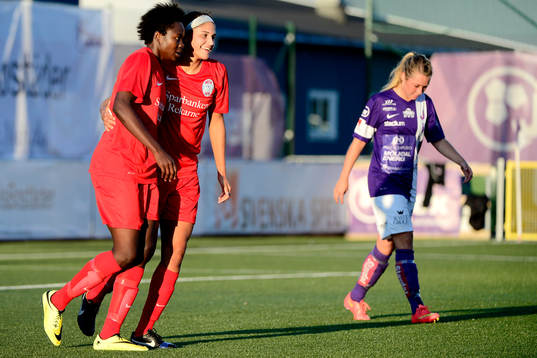 Eskilstunas Gaelle Enganamouit jublar med Kimberly DeCesare