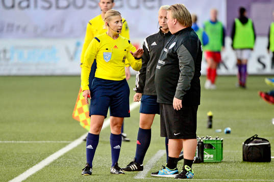 Domare Sandra Fogelberg är framme och pratar med