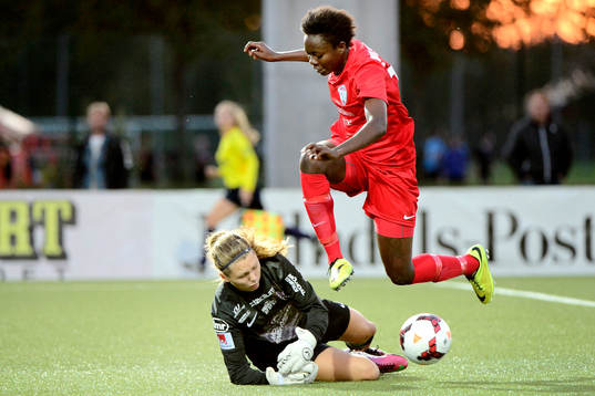 Jitex målvakt Jennifer Falk räddar ett friläge från