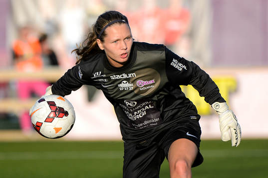 Jitex målvakt Jennifer Falk kastar ut bollen