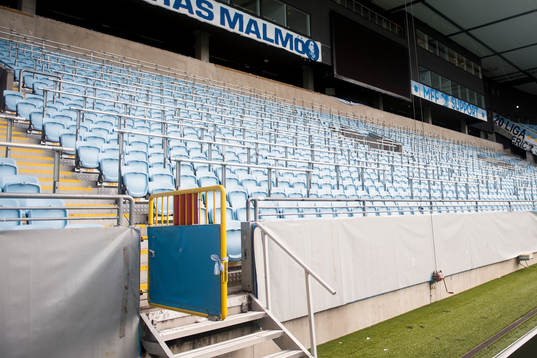 Stolar monterade på ståplats på Swedbank Stadion