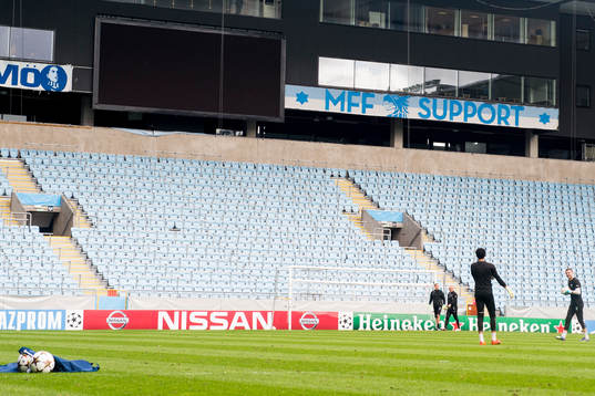 Stolar monterade på ståplats på Swedbank Stadion