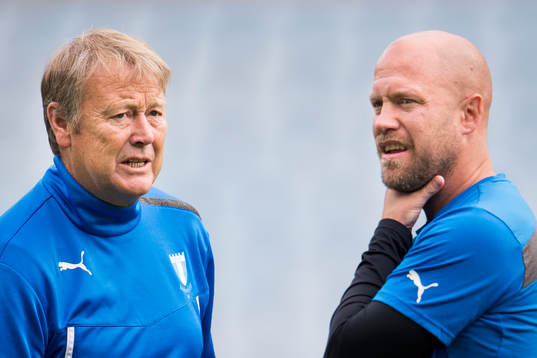 Malmö FFs tränare Åge Hareide i samtal med assisterande