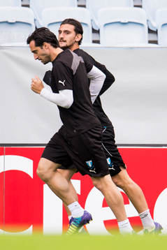 Malmö FFs Matias Concha och Agon Mehmeti joggar