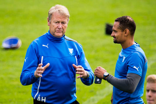 Malmö FFs tränare Åge Hareide i samtal med naprapat