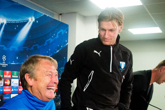 Malmö FFs tränare Åge Hareide skrattar och Emil Forsberg