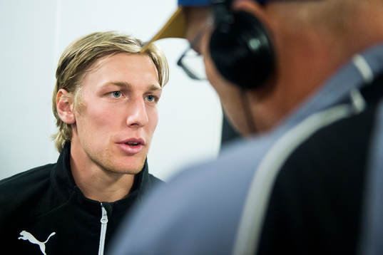 Malmö FFs Emil Forsberg blir intervjuad
