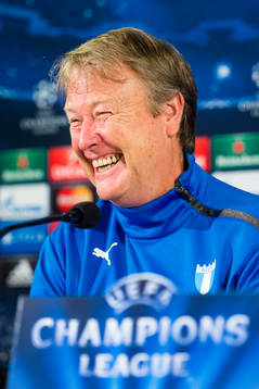Malmö FFs tränare Åge Hareide skrattar