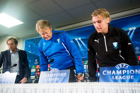 Malmö FFs kommunikationschef Peter Åhlander anländer