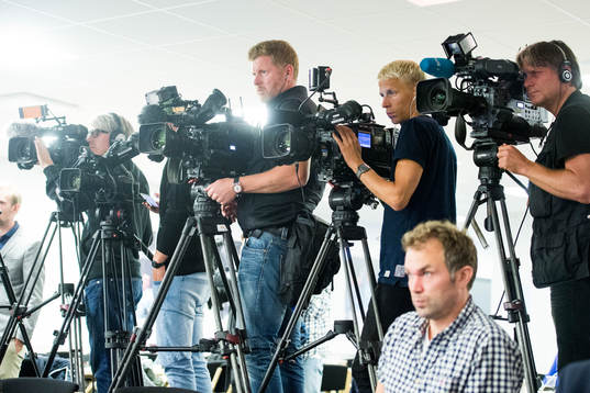 Många TV-kameror bevakar en presskonferens