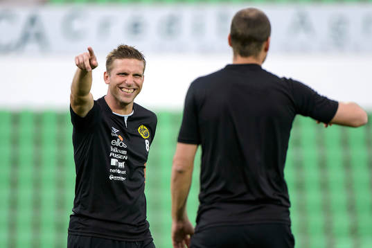 Elfsborgs Anders Svensson pekar och skrattar