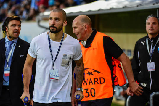 Malmö FFs Guillermo Molins på kryckor innan kvalmatchen i