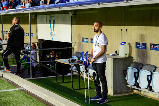 Malmö FFs Guillermo Molins på kryckor innan kvalmatchen i