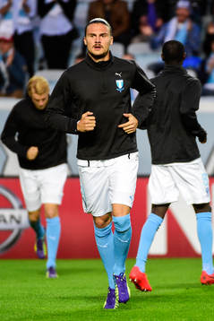 Malmö FFs Erik Johansson på kryckor innan kvalmatchen i