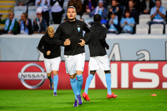 Malmö FFs Erik Johansson på kryckor innan kvalmatchen i