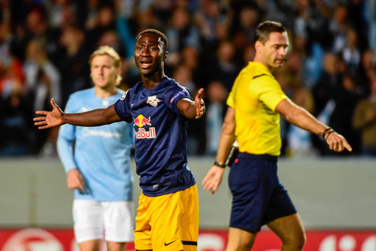 Salzburgs Naby Keita deppar när domaren dömer straff