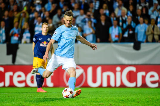 Malmö FFs Markus Rosenberg gör 1-0 på straff