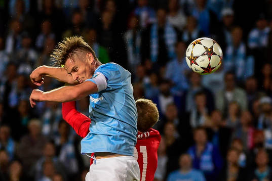 Malmö FFs Markus Rosenberg och Salzburgs målvakt Péter