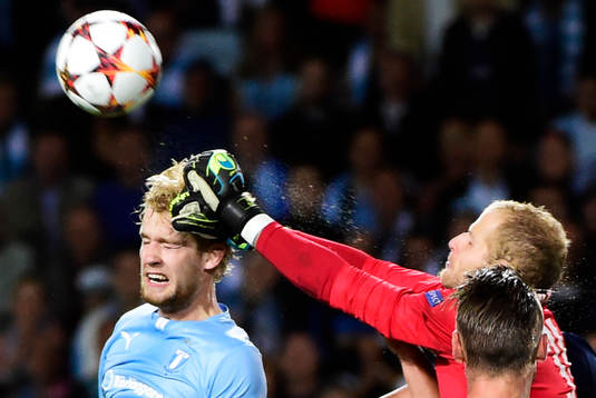 Malmö FFs Filip Helander och Salzburgs målvakt Péter