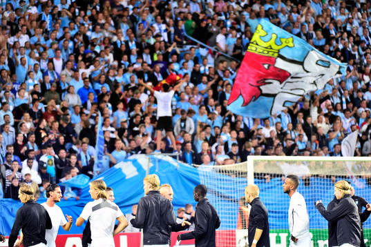 Malmö FFs spelare taggar upp klacken