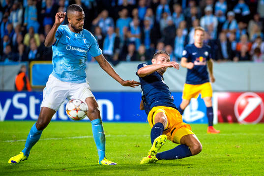 Malmö FFs Isaac Kiese Thelin i kamp om bollen med
