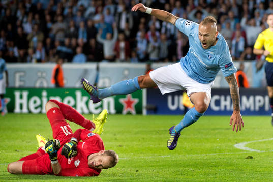 Malmö FFs Magnus Eriksson fälls av Salzburgs målvakt