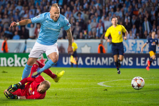 Malmö FFs Magnus Eriksson fälls av Salzburgs målvakt