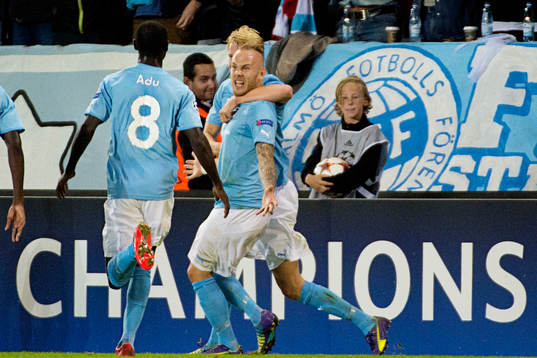Malmö FFs Magnus Eriksson firar han gjort 2-0 med Enock