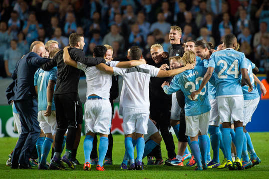 Malmö FFs spelare firar segern i kvalmatchen i Champions