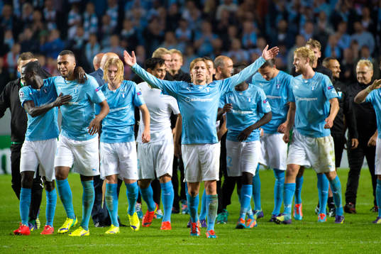 Malmö FFs spelare med Emil Forsberg i mitten firar segern