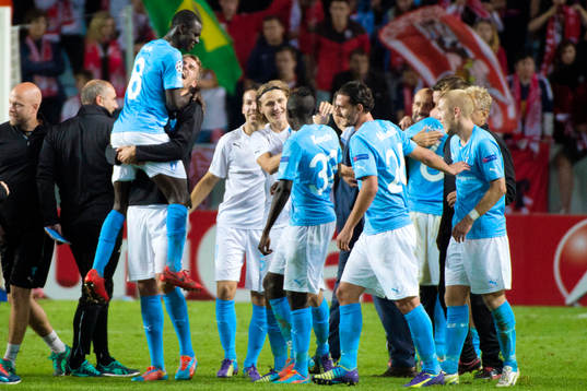 Malmö FFs Enock Kofi Adu hoppar upp i famnen på Johan