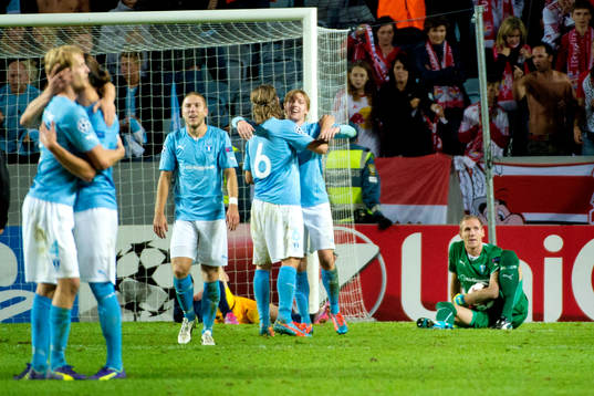 Malmö FFs Markus Halsti kramar om Emil Forsberg (mitten)