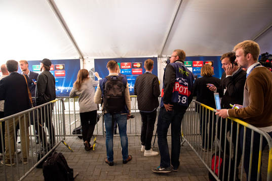 Reportrar väntar på att få intervjuer med spelarna