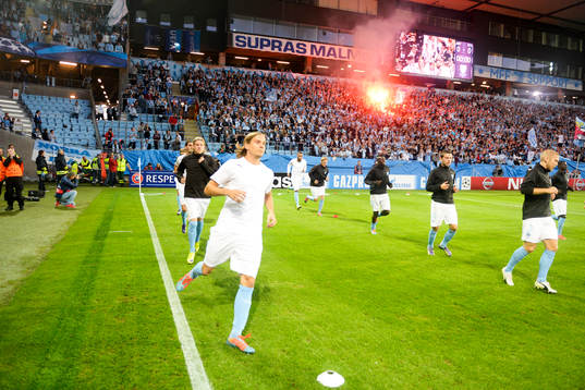 Malmö FFs spelare värmer upp och klacken eldar bengaler