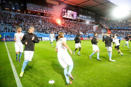 Malmö FFs spelare värmer upp och klacken eldar bengaler