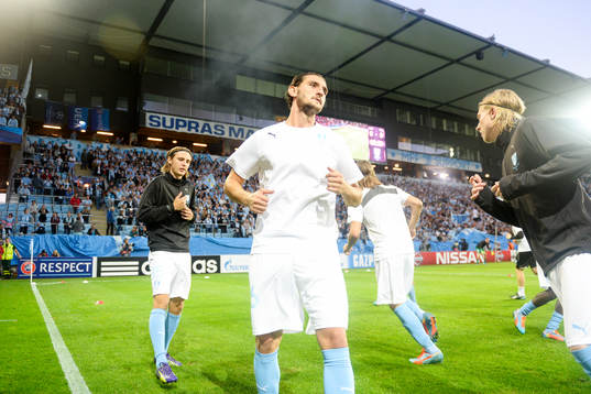 Malmö FFs Agon Mehmeti och Pawel Cibicki  värmer upp