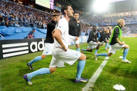 Malmö FFs Agon Mehmeti värmer upp